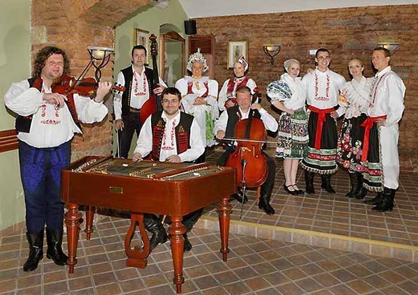 Guided tour of Old Town with folk show