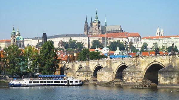 Walking tour in Prague Old Town with a lunch cruise